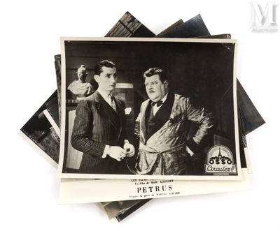 une photo en noir et blanc d'un homme serrant la main d'un autre homme