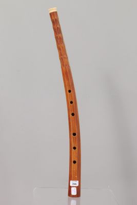 un instrument en bois exposé sur une table