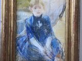 tableau représentant une femme en robe bleue assise par terre