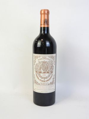 une bouteille de vin posée sur une table
