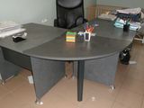 un bureau avec une chaise noire et une chaise noire dans un coin