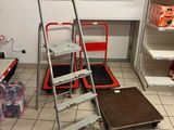 une échelle appuyée contre un mur dans un magasin