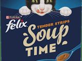 une boîte de nourriture pour chat « Felix's Soup Time » d'où sort la tête d'un chat noir et blanc