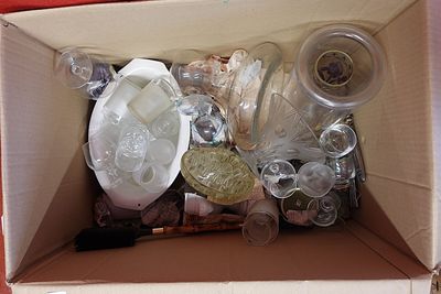 une boîte en carton remplie de différents types d'objets