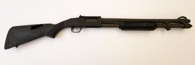 un gros plan d'un fusil sur une surface blanche avec un fond blanc