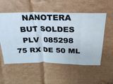 une boîte ouverte sur laquelle est collée une étiquette portant la mention « nanotera », mais en solde