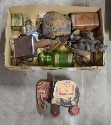 une boîte remplie d'objets hétéroclites posée sur le sol