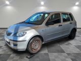 la photo d'une voiture argentée garée dans un garage