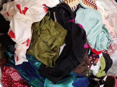 une pile de vêtements sur un lit