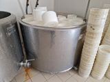 un grand seau en métal rempli de gobelets en plastique et un grand seau en métal rempli de gobelets en plastique
