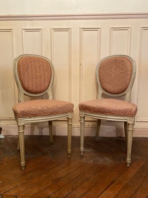 deux chaises posées sur le parquet