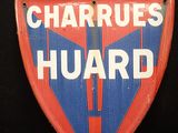un panneau rouge et bleu sur lequel est inscrit « Charles Howard »
