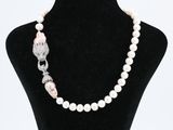 gros plan d'un collier sur un mannequin mannequin