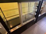 une vitrine en verre au milieu d'une pièce