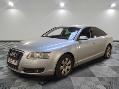 une image d'une voiture argentée garée dans un garage