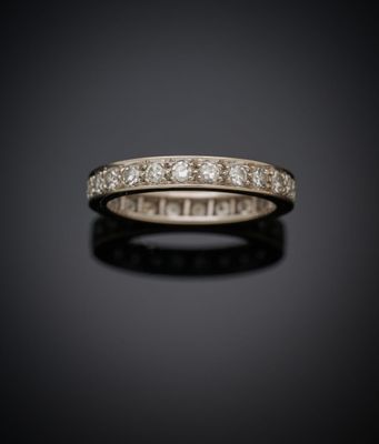 gros plan d'une bague en diamant sur une surface noire