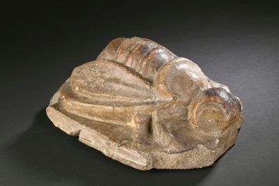 une image représentant une statue en pierre d'une personne allongée sur un rocher