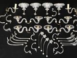 une photo montrant une grande collection d'appliques en verre sur fond noir