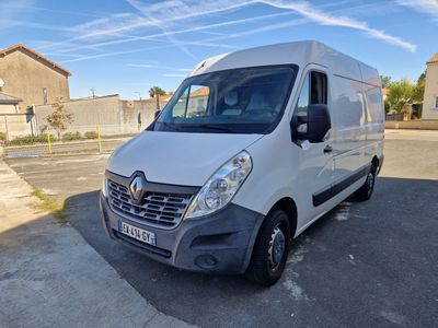 une camionnette blanche garée dans un parking