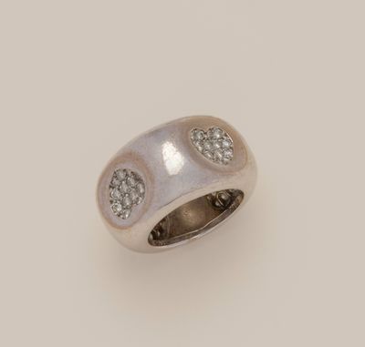 une bague en or blanc 18k et diamants