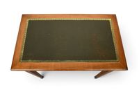 TABLE (petite) bureau en merisier, recouverte d'un cuir vert… (photo 6)