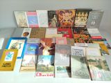 un grand nombre de livres posés sur une table