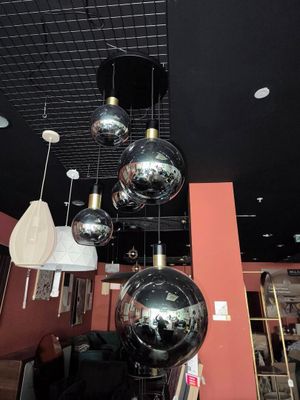 de nombreuses lumières suspendues au plafond