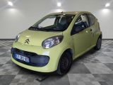 une petite voiture jaune garée sur un sol à damier