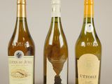 trois bouteilles de vin posées l'une à côté de l'autre sur une table