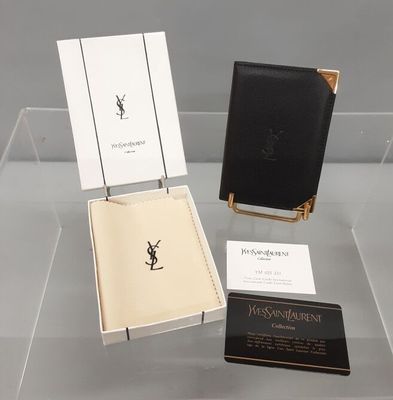 YVES SAINT LAURENT. Porte-cartes en cuir noir.