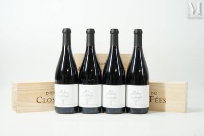 trois bouteilles de vin dans un coffret en bois sur fond blanc