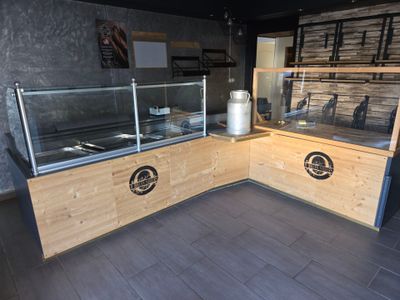 un comptoir en bois surmonté d'une vitrine en verre