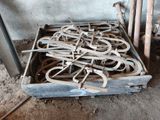 une caisse en bois contenant tout un tas de tuyaux