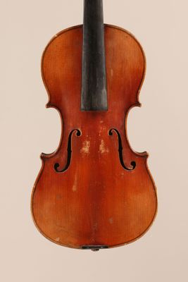 un vieux violon avec un archet accroché à son dos