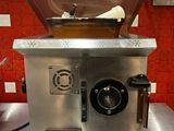 une machine posée sur le comptoir d'une cuisine