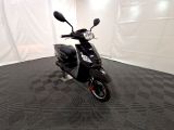 un scooter garé dans une pièce