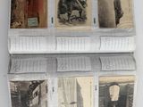 de nombreuses vieilles photos accrochées au mur de cette pièce
