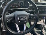 l'intérieur d'une voiture avec un volant, un tableau de bord et une console centrale