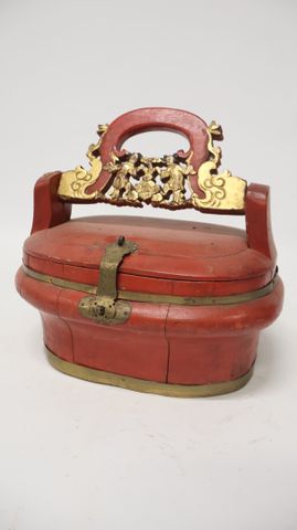 VIETNAM - Vers 1900 - Boite en bois laquée rouge et or, l'anse cr...