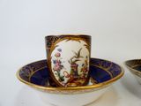 une tasse et une soucoupe placées l'une à côté de l'autre sur une table