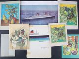 de nombreuses cartes postales posées sur une table, avec un bateau en arrière-plan