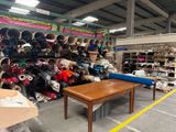 une grande pièce où les étagères regorgent d'objets variés