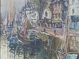 une peinture représentant une scène portuaire avec des bateaux dans l'eau