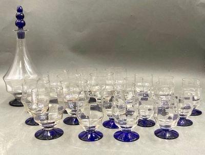 plusieurs verres et une carafe posés sur une table