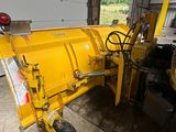 une photo d'une machine jaune dans un garage