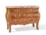 une commode avec un plateau en marbre