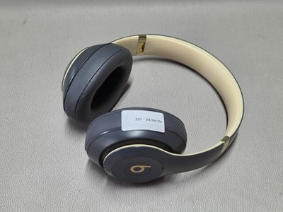 un casque posé sur une table