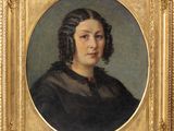 portrait d'une femme en robe noire avec un cadre doré