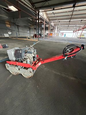 une machine rouge qui se trouve au milieu d'un bâtiment