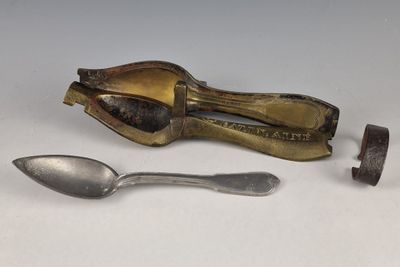 a spoon and a spoon rest next to each other